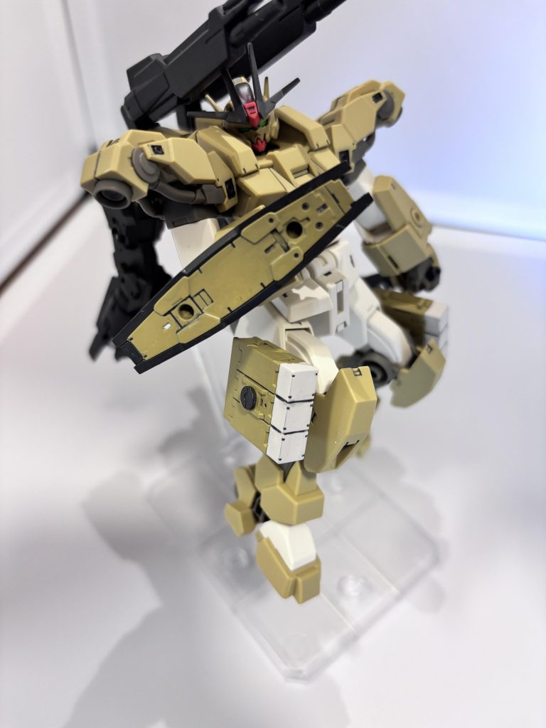 近接用武装のナイフとビームサーベル腕部ガトリングを外すことでシールドも装備できます(シールド小さい…)