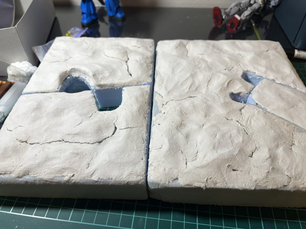 スタイロフォームに塗った石粉粘土(ボンドで接着)が乾いたら割れたのでこのあとジェッソで埋めました。工夫としてモビルスーツを交換できるように海パーツを分解できるようにしています。ワクワクしますね。うまく海が作れるでしょうか。