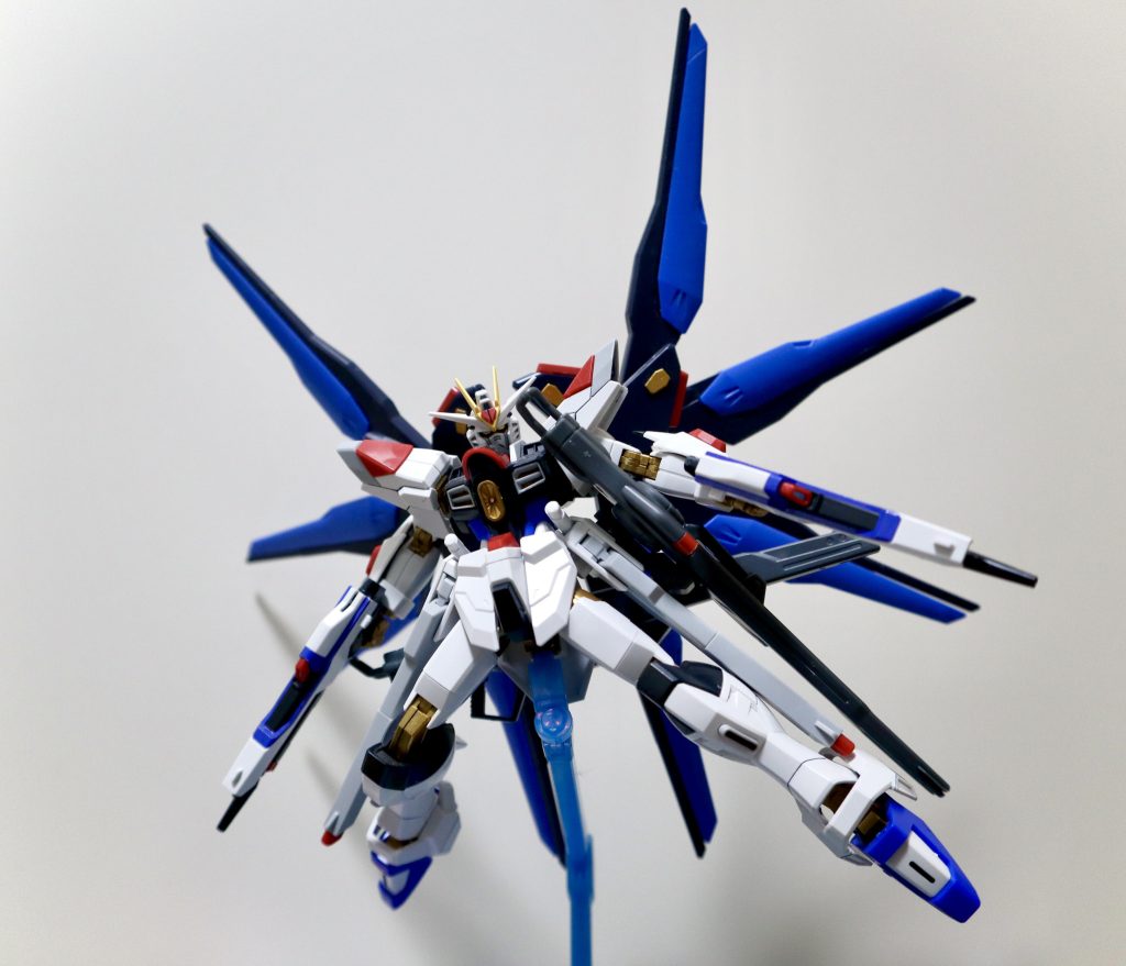 結構これを再現するのに必要なキットが多いんですよ。マイティーと、ストフリと、キャバリアーとあとレールガンをもうひとつ。 色々ポーズ取らせる予定が、アクション性がレールガンのせいで皆無だったのでこのポーズのみ撮り、各々元の場所に戻ってもらいました。