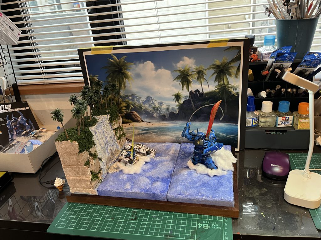 ジョイフル本田のスタイロフォームで崖を作ってDAISOのヤシの木や装飾グリーンを植えています。草生やすのにボンド水作るのが大変でしたね。ボンドを水でかき混ぜたあと時間を開けると勝手に溶けてよく混ざる気がしました。滝は「白波カラー」を透明なプラ板の上に書いて固まったら剥がして崖に貼りました。DAISOの絵の具(ライトブルー、ブルー、焦茶)で海を塗りました。白い部分は水をつけた筆で擦って絵の具を落とし下地のジェッソ(白)が見えたものです。「さざなみ」を上に塗って水のテカリを出しています。海に白波カラーでドライブラシしてないのですが、これから試します。失敗が恐ろしいので一旦撮影しました。YouTubeでもけんちゅTV見て勉強しました。うみさんとかもよく見ます。でへ。見てくれてありがとうございます。