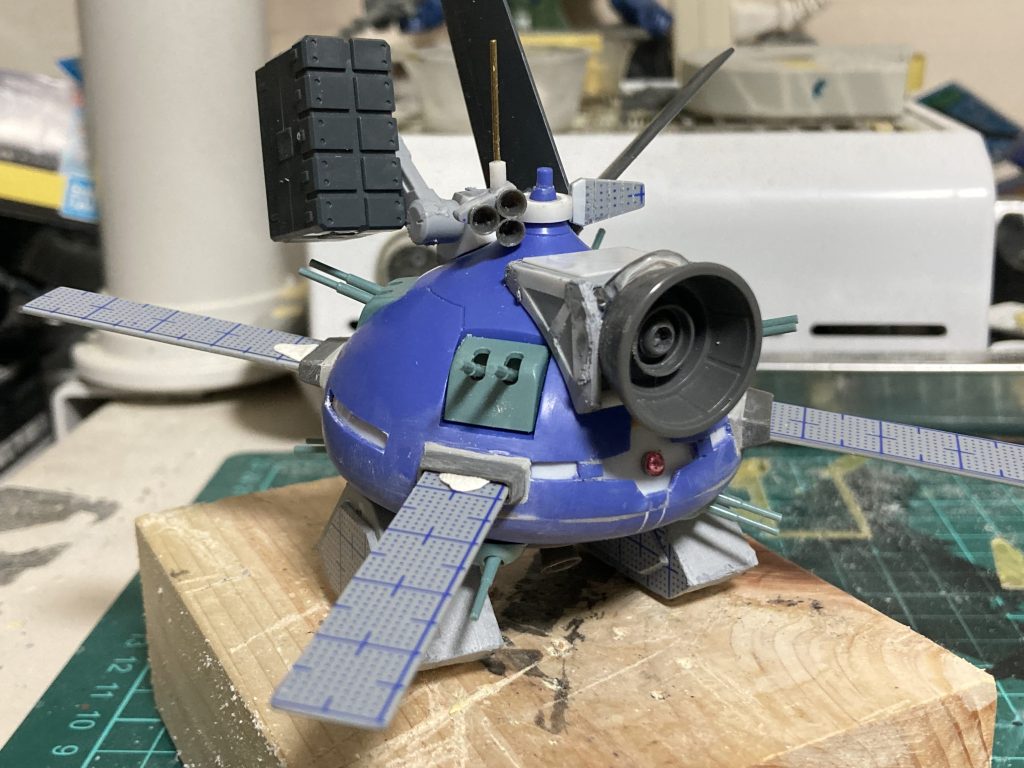 アッザムをベースにあまり形を崩さない方向で改造。ベースはアッザム、プラ板プラ棒パテと気合と市販のディティールアップパーツでどうにか形にしました。オリジナル要素を考えている時が1番楽しかったかも…?