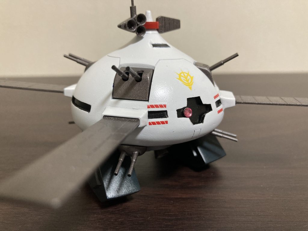 可動部分は各部砲塔とモノアイ。友人から頂いたマグネットを使用した事で十字にモノアイが動きます。