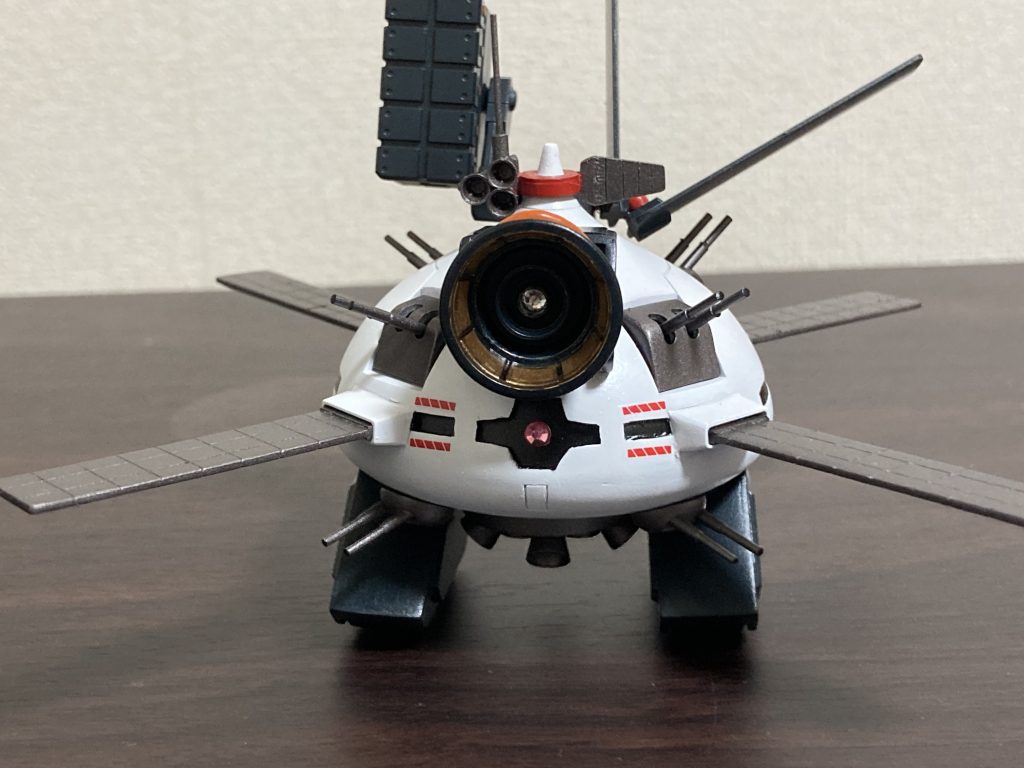 機体前面に搭載された大型メガ粒子砲は放射する際、砲口内部のパネルに反射させる事でビームの傾斜角を変更。拡散メガ粒子砲のようにビームを拡散させて広範囲攻撃に対応するのでは無く、ビームに指向性を持たせる事で威力はそのままに広範囲攻撃に対応させる試みを持っていた。当機のテスト結果はジオン本国に持ち帰られ、各種MAの武装に反映された…オフショルではございませぬぞ!