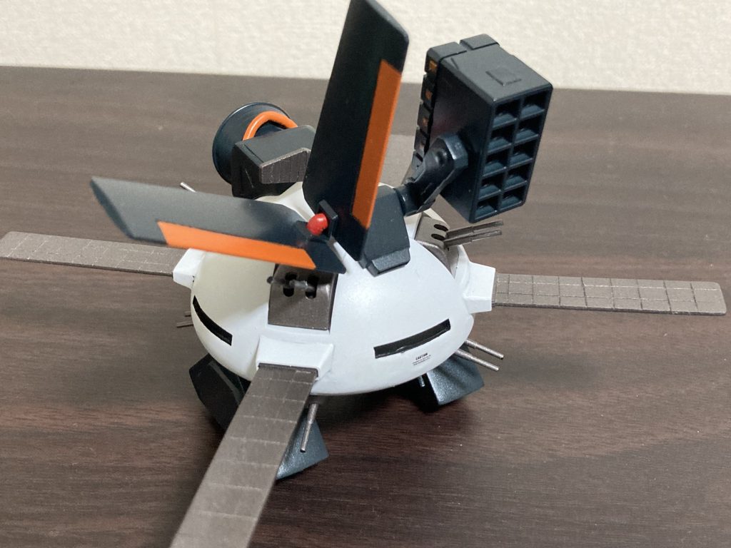 背部にはアタッチメントとして放熱板、対艦ミサイルランチャーを装備。ミサイルランチャーに関しては試験後グラナダ防衛の任に当たることを想定していた為、ビーム撹乱幕に対抗するための兵装として搭載。想定通り、試験終了後本機はグラナダの防衛の任に着き、全うした。詳細な戦果は不明だが、本機がグラナダ防衛に努めたことで救われた将兵がいた。とかそんな妄想の産物です。ご清聴ありがとうございました( ˙꒳˙  )