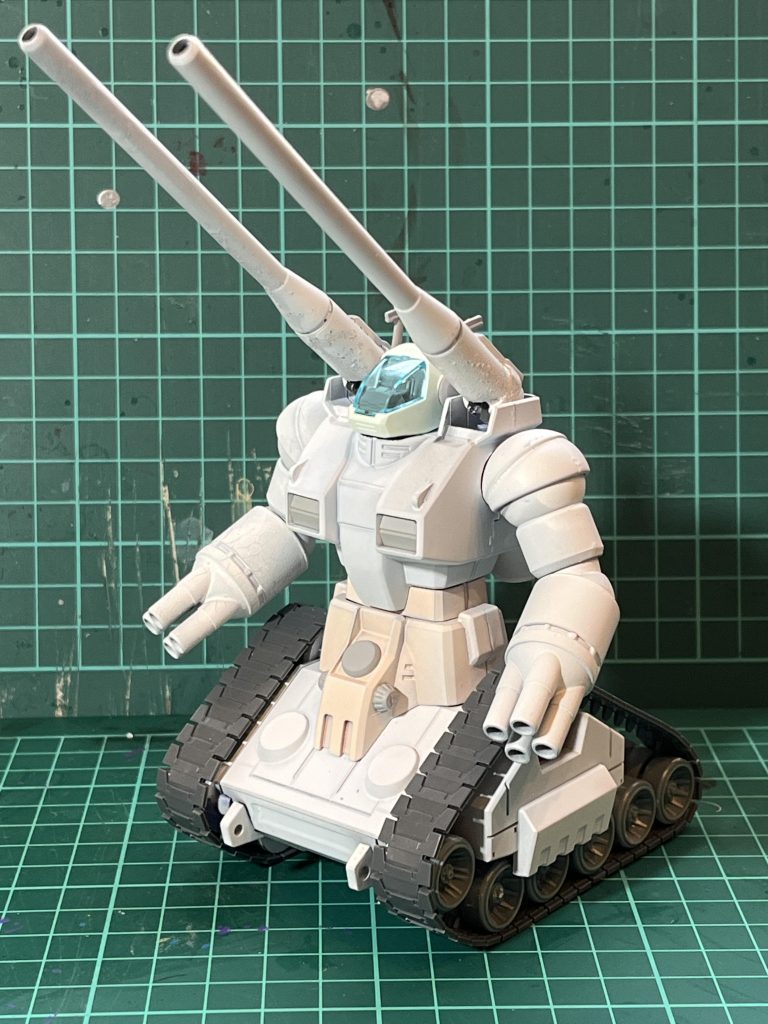 グレーサフしてマットホワイトスプレー腹部が下地透けてる！ホワイトサフ持ってるのに選択ミスか。まあいいか。