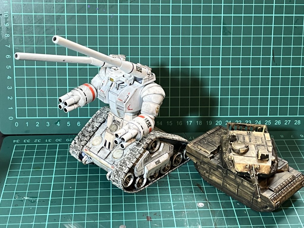 ガンタンクの頭30MMにしてみました。汗、一気に異世界行った。規約違反にならないようにジム足しました。DAISOの戦車にリアルタッチマーカー。小物としてのコスパ良い。