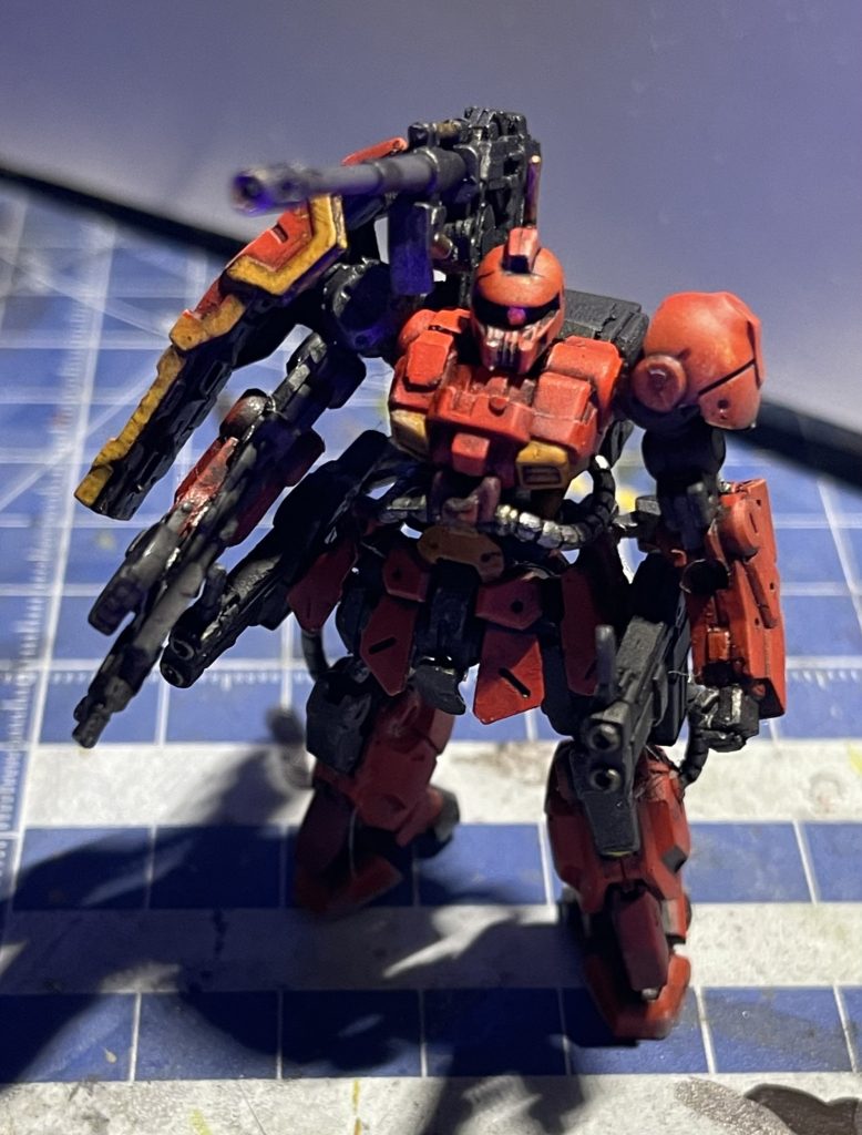 ブラックライトでモノアイ光ってます。