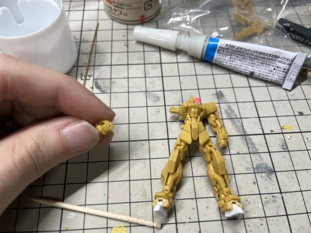 主な改造は腕の角度調整、脚のヒール化、バックパックのセミスクラッチです腕は軸側を切断。代わりに真鍮線を刺し、受け側にはパテを盛り付けて削り出し後に穴開け、真鍮線が通るように。