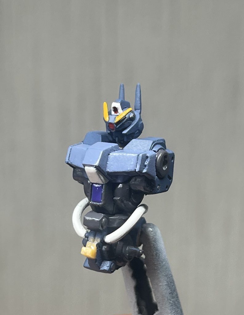 ベースカラーだけエアブラシで塗り、塗り分けは水性塗料で筆塗りです