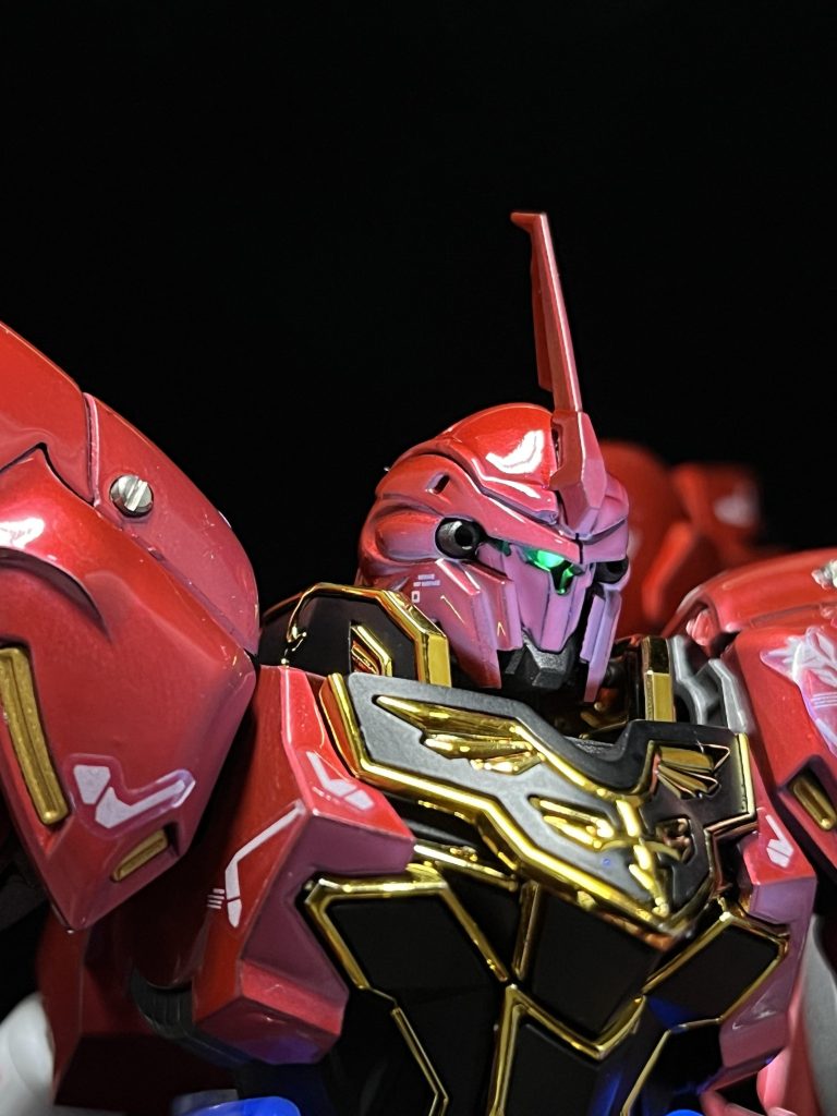 モノアイは蛍光塗料で塗装しています。