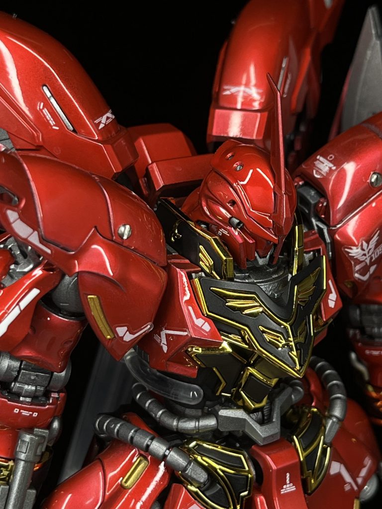 メタルパーツを取り付けて豪華なイメージのあるシナンジュをより豪華にしています。ブラック部分は艶消しで外装赤パーツとのメリハリを意識しました。