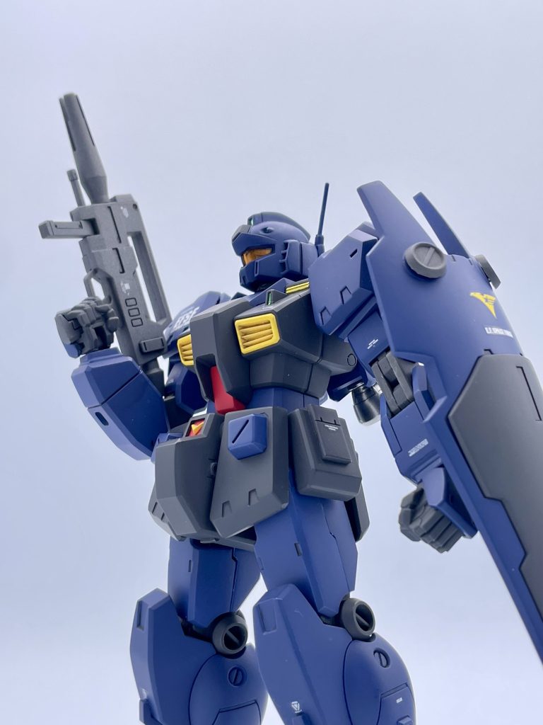 【改修箇所】・アンテナを0.8mm真鍮線に変更・バックパックと腿、膝、足をジムカスタムと交換・パックパックスラスター変更/ネオジム脱着に・肩パーツを三分割して切り詰め後、社外スラスターに交換・腰1mm程度延長・ハンドパーツ変更・フロントスカート外側を1.8mm延長・リアスカート接合部1mm延長しクリアランス拡大・サイドスカート、フロントスカート裏打ち・サイドスカートにディテール追加・膝裏を削り込んで可動域拡大・膝突起を切り飛ばしてプラ板で新造・裾部の分割変更、クランク型に・踝にシリンダー新造・スリッパ削り込み他カラーレシピはピンクサフ→ハーマンレッド黄サフ→MSイエロークラフタサフ→ティターンズブルー1メカサフヘビー→ティターンズブルー2関節→メカサフスーパーへビー