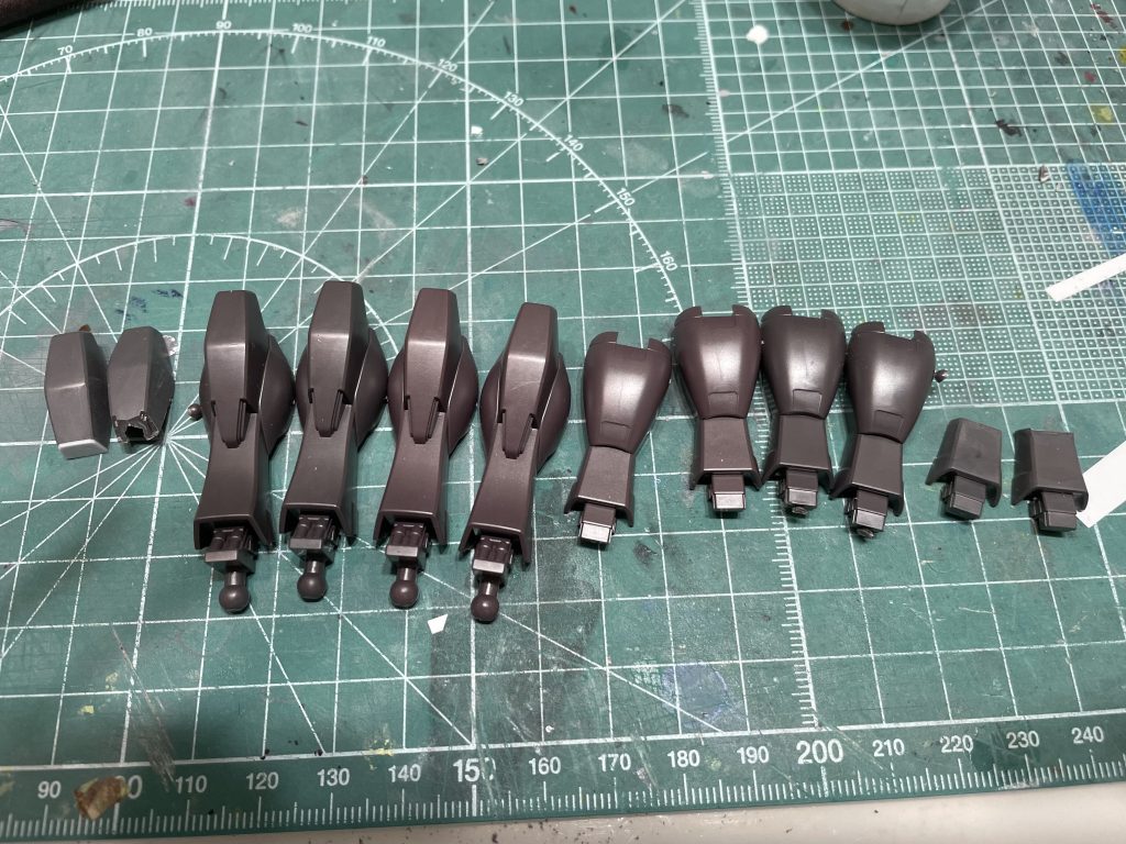 スネのパーツは、この、ガンダム体験会バージョンのふくらはぎの下の部分、膝のパーツは同じこのガンダムキットの膝の部分を利用して製作しました。体験会バージョンのキットは沢山余っていたのですが、意外な用途が見つかってよかったです。