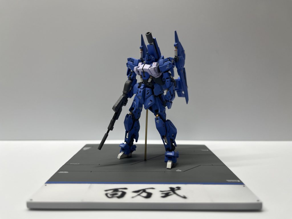 台座は百均のアクリル板にプラ板貼り付け、筋彫りして、塗装塗り分け文字はアプリでフォント等設定してコンビニで印刷した物をラミネートした後に貼り付け