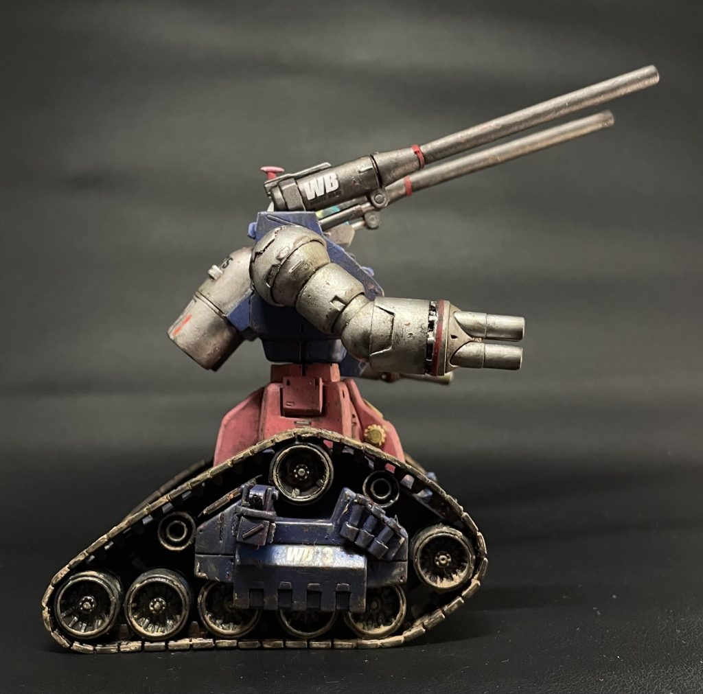 主砲と腕の赤い所はビニールテープを切って貼りました。