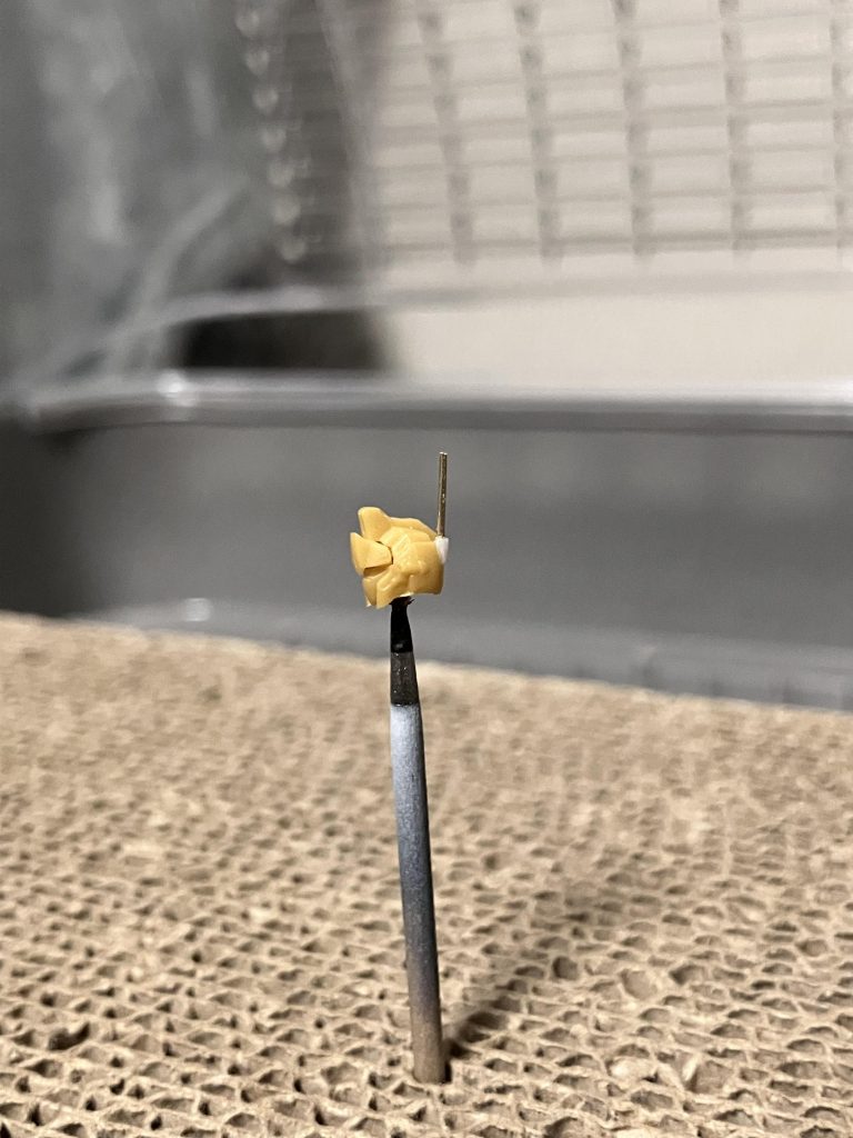 頭部アンテナは紛失したので自作。1ミリ角棒に0.5ミリ真鍮線を差し込み、角棒を削り込んでそれっぽくしました。アーティファクトはとにかくパーツが小さいので、妖怪パーツ隠しが怖すぎる😱