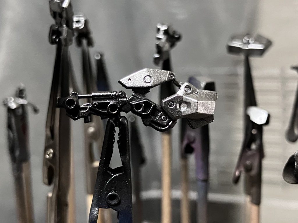 　まずは、ABSの割れを防ぎつつ塗料の食いつきを良くするため、全体にミッチャクロンを吹きました。その後は、ラッカー塗料の出番です。基本色となる装甲の金色をエアブラシでキャンディー塗装を施していきました。ガイアのスターブライトシルバー → クレオスのクリアイエロー＋クリアオレンジ（少）の順にエアブラシを吹いています。　キャンディー塗装だと、そのままゴールドを塗るよりも潤いのあるツヤめいた感じを表現できます。