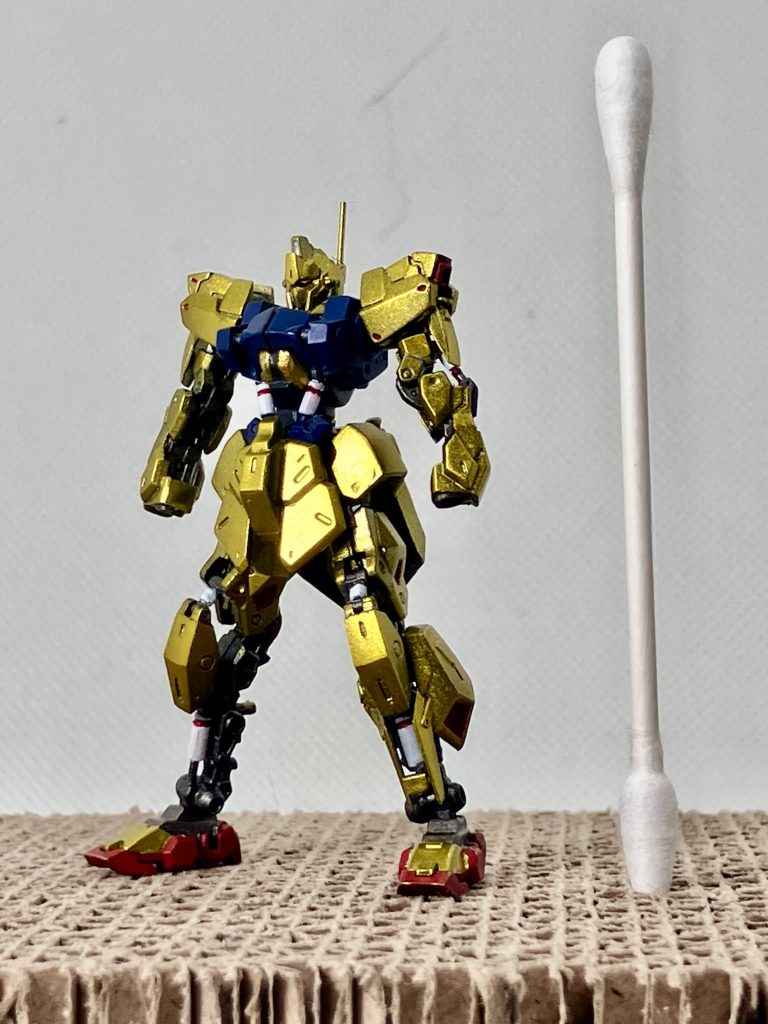 　フレームはアクリジョンの黒鉄色を筆塗り。装甲の金色がはみ出た部分もフレームの色を２，３度上塗りすれば、問題なくカバーできます。また、アクリジョンは水性なので、ラッカー塗料の塗膜を犯すことがありません。はみ出しは、爪楊枝でこそぎ落としたり、マジックリンをしみこませた綿棒で拭き取ればOKです。