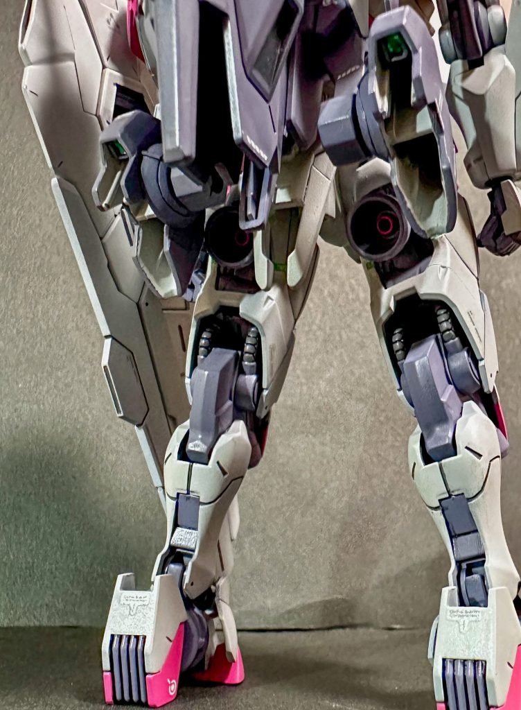 設定画を参考に欠損箇所を付け足し、ビット取り付け部にカメラセンサーのようなものをつけてます。