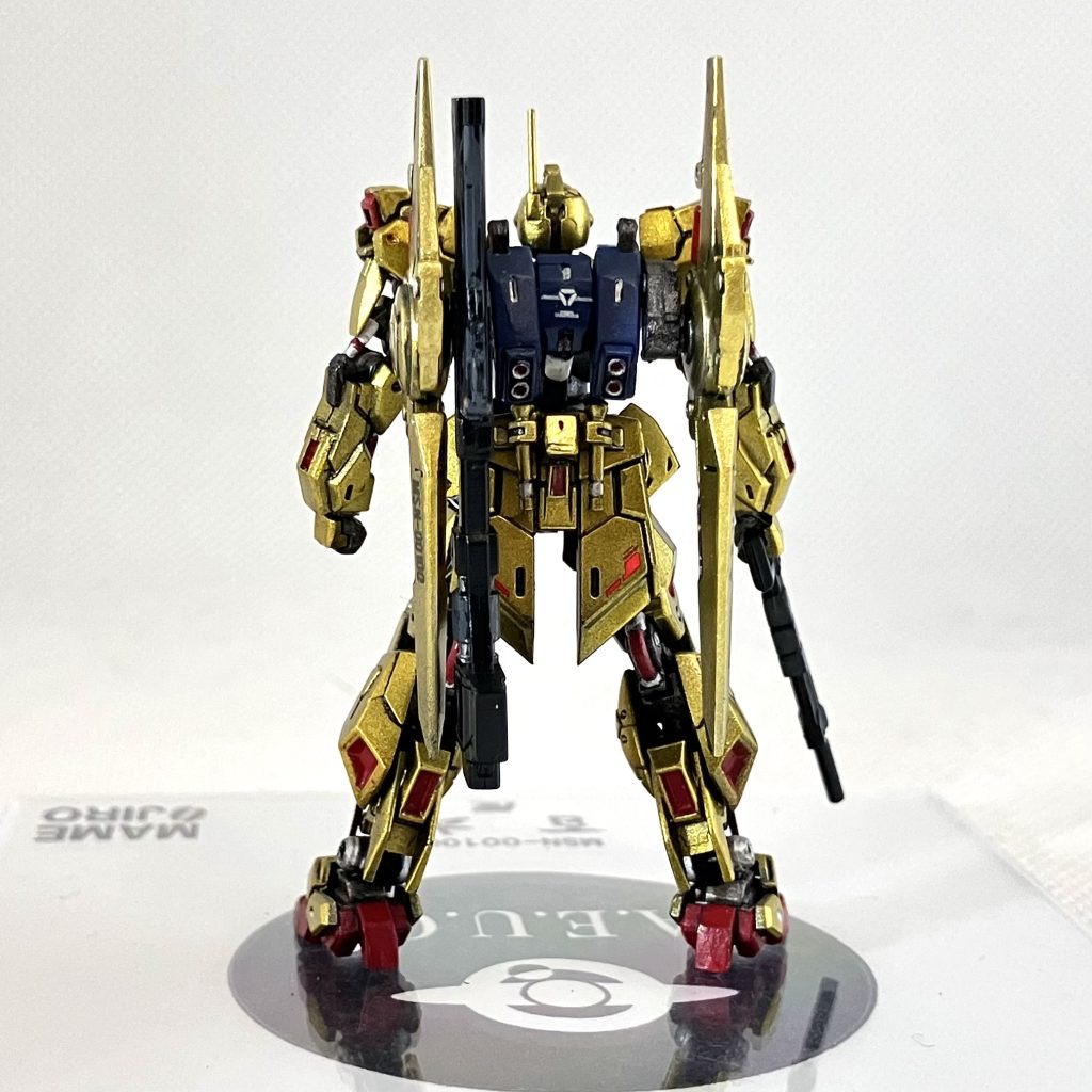 　バーニアスラスターの内部や足の赤は、水性塗料であるシタデルカラーで。はみ出しはやっぱりマジックリンで拭き取り。シリンダーの白はアクリル絵の具です。水性塗料での塗装が済んだら、次はエナメル塗料です。シリンダーのシャフトのシルバーやバーニアの縁はメッキペンのシルバーを筆塗り。はみ出しはエナメル溶剤で拭き取ります。フレームのワンポイントのシルバーやゴールドはエナメルやシタデルカラーで塗ってきます。ラッカーの上には水性orエナメル、水性の上にはエナメルをのせるようにしていけば、拭き取っても下の塗膜を壊すことはありません。　シタデルカラーがないときは、アクリル絵の具やアクリジョン、水性ホビーを使えば良いと思います。