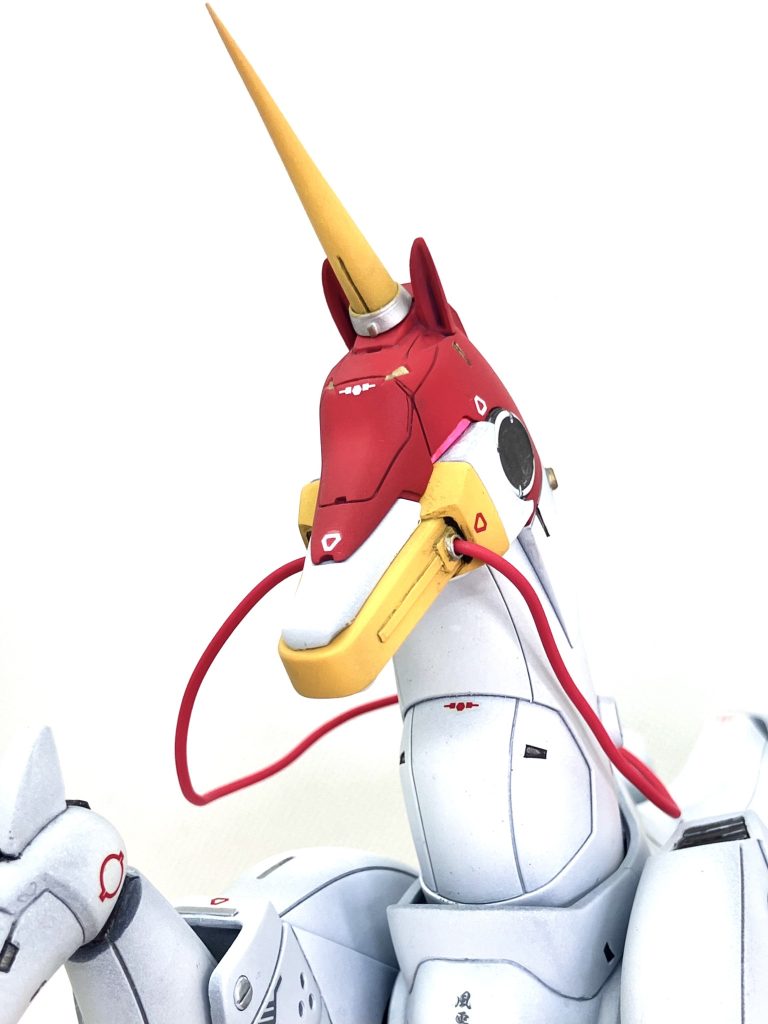 頭部です。耐衝撃アロンアルファを盛って削り出し、角を尖らせました。その他にもスジボリやマイナスモールド、プラ板等でディテールアップ。 基本的に艶消し仕上げなのですが、目だけには、筆でクリアを上塗りしてあります。