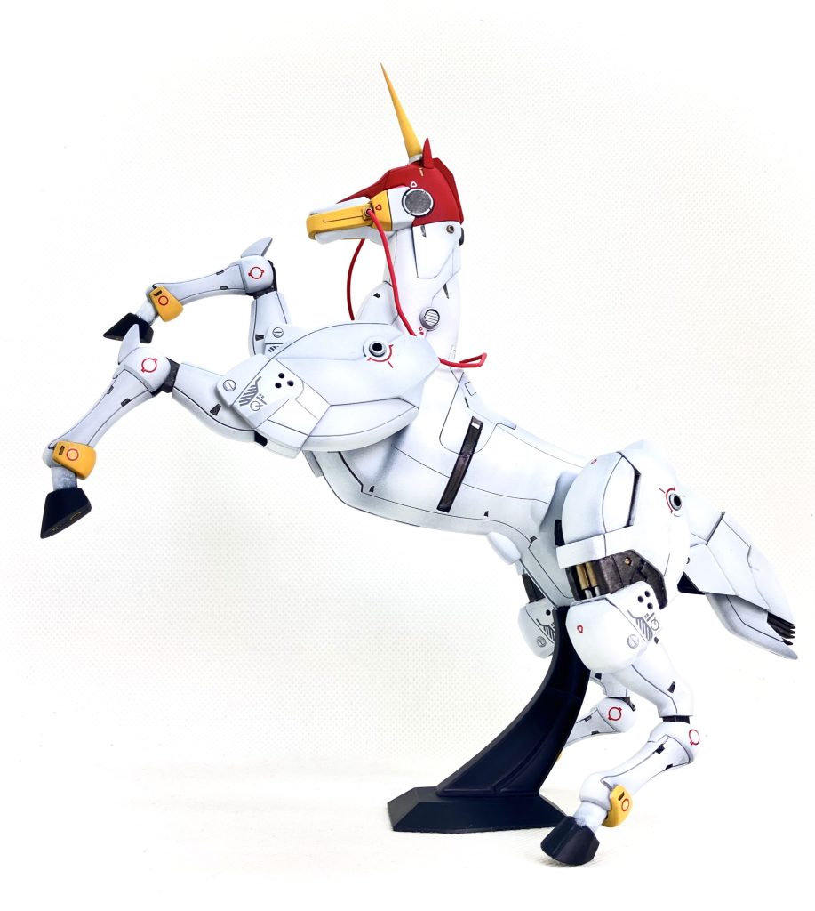 横から 前腕部と大腿部は、装甲が複雑に絡んでいるのですが、一体成型なので、パネルラインを想像しつつ、境目を彫り込んで、しっかり別パーツに見えるようにしました。パンチングも加えて、メカっぽく演出。