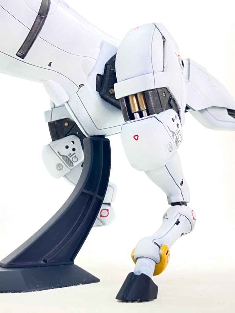 後ろ脚は一部開口してプラパイプとプラ棒で制作したシリンダーを埋め込み。