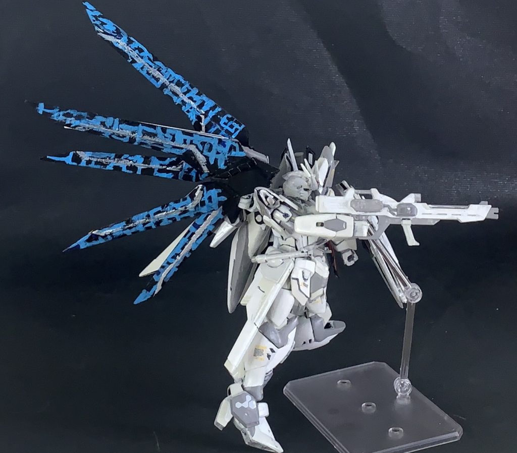 青の羽がキマるポージング