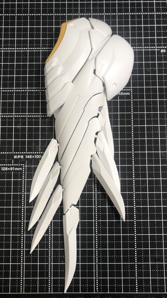 翼 Ver.Kaの羽とトールギスFのパーツを組み合わせ、コンポジットウイングの翼のように展開出来るよう加工。