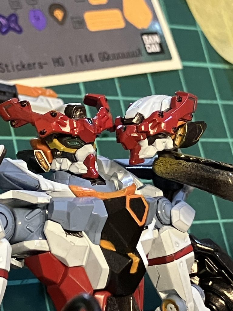 ウェザリングする前ですが、胸部と頭部のズームアップ。今回ホイルシールは未使用で作成しているので、胸部ラインの色分けは慎重に行いました。