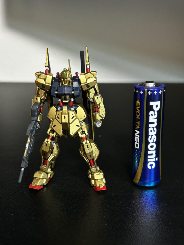 完成後は改めてサイズ感と造形の細かさが際立って見えました。基本色のゴールドをエアブラシで塗装したこともあり、すごく綺麗な見栄えになったと思います。胸部と首元のゴールドはここだけマスキングしましたが、まぁまぁな仕上がりになったかと。