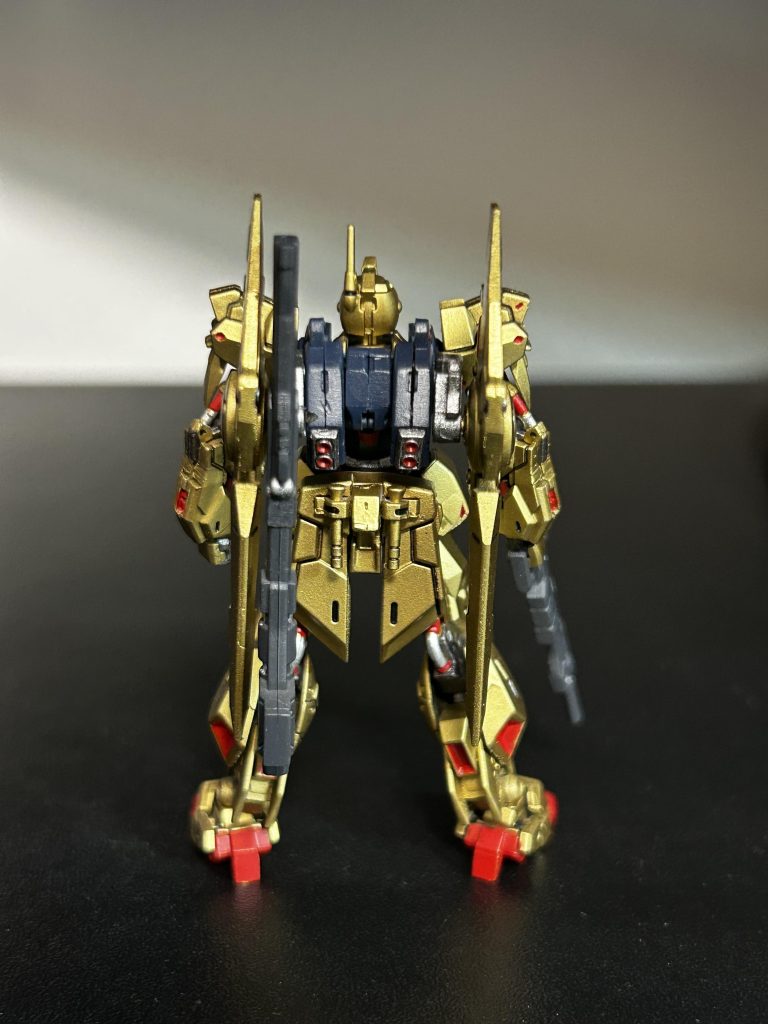 所々ポロリもあり、アンテナと足の両サイドパーツは接着。バックパックは羽と組み上げる時にうまくハマらず苦労しました。腰も組む時に力を入れすぎて折りかけました。無事でよかった…