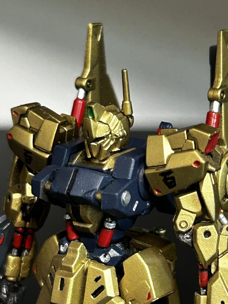 百の字は筆で書きました。両方それぞれ5回くらい描き直しました。左肩はもう少し頑張ればよかったかなぁ。色々な方がすでに製作されているので、配色参考にしながら製作しました。