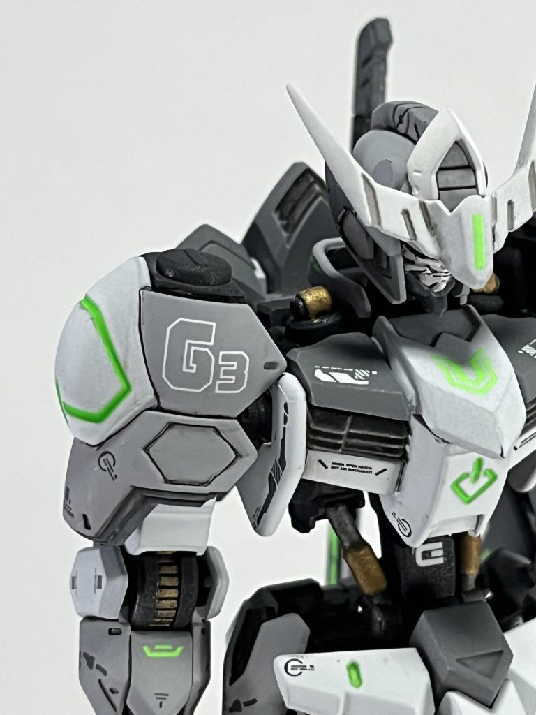 改修ポイント①ショルダーアーマーの上部をプラ板でフタをしてコトブキヤのディテールアップパーツを取りつけ。②腕部分の合わせ目消しと後ハメ加工。③すね部分のパーツ削り込み。パッと見では全然目立ちませんが、だからこその成功と言えます。