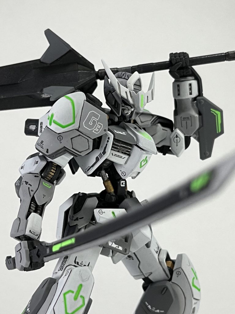 どれだけ徳を積めばポージングのセンスを獲得できるのでしょうか。今回は内部フレームの塗装にもこだわりました。マイティストライク以来お気に入りのガイアノーツのブライトゴールドを部分塗装。