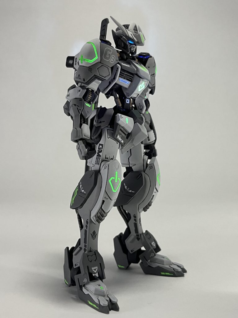 蛍光塗料で塗装した部分はUVライトでこんな感じに。狙い通りです。