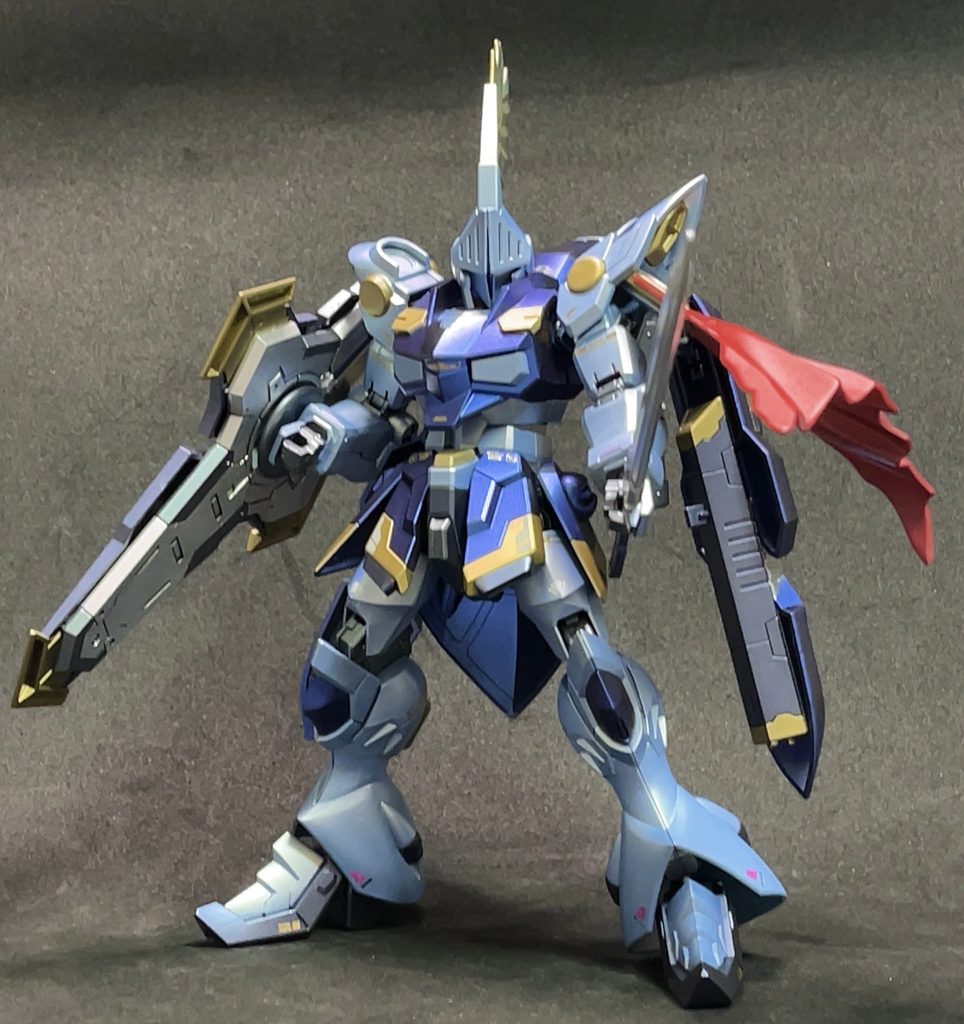 バトル開始のポーズのようななにか機体本体は青系で纏めた配色に金色の差し色が結構いいバランスで配置できたかなと思います。そこに一番目を引く肩口のマントが個人的にはいいアクセントになったなと思います。
