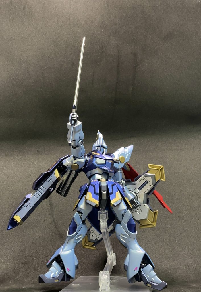 剣を掲げたポーズ試合に勝利し勝鬨を上げるポーズを取らせてみました。バックパックのシールドが結構自由に動かせるので背景が無駄に空いてしまうのを紛らわせますね