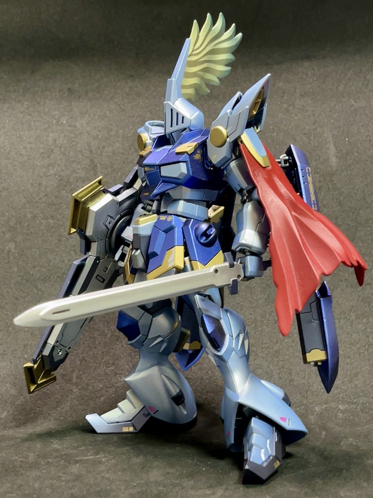 左前方から基本の配色はギャンスロットから大きく変更せず、ギャンスロットの改修機としたイメージです。そのため型式番号はギャンスロットのものを参考に少し変更、機体名もランスロット卿の息子であるギャラハッドをそのまま持ってきた感じです。