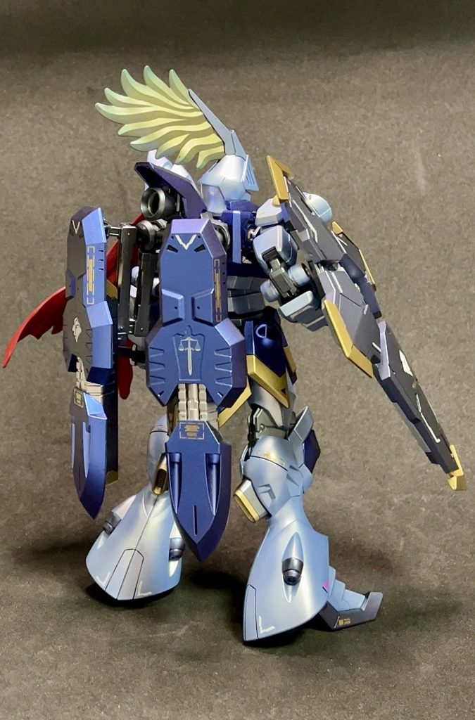 右後方からバックパックのマントはオミットして代わりにキマリスヴィダールのシールドを拝借。騎士感を損なわないパーツ選定が難しかったですね。