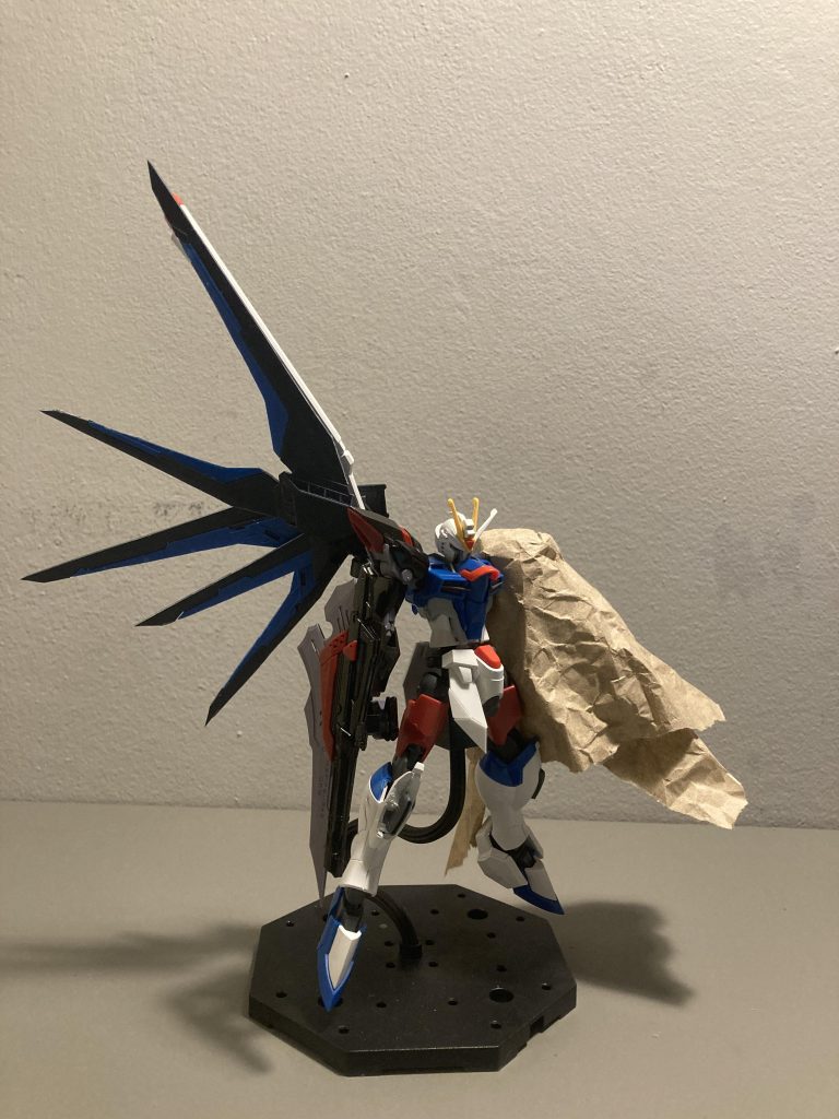 [ミキシングレシピ]両腕部:RGアストレイゴールドフレーム天ミナ大腿部:HGCEイモータルジャスティス刀:HGBF戦国アストレイその他ジャンクパーツ 「予備パーツなどをそのまま移植して補修した」ことの裏付けになるよう、エクシアなどのキットは使用せずSEED系で統一しています。 [主な改造]腰部フロントアーマーを形状変更。プラ板にて一部を自作。マントをプラ板＆パテで自作ウイングはデザインナイフによるトリミングのみでお手軽シャープ化＆形状変更。ダメージ加工。ヒザやフェイスの破損部はジャンクパーツやケーブルでディテール追加