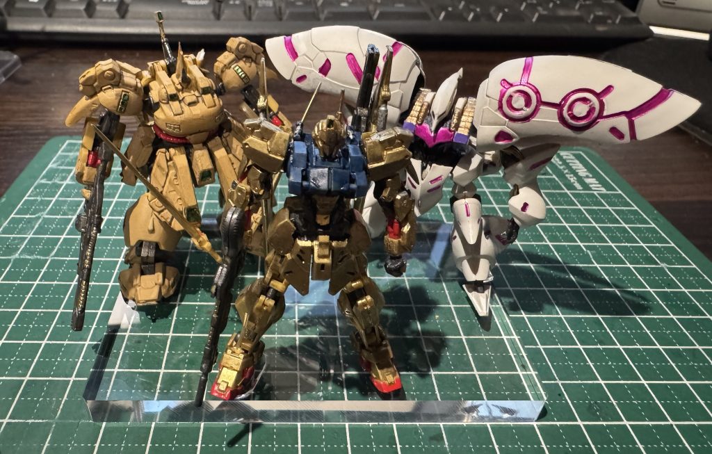 気の毒なスリーショット。