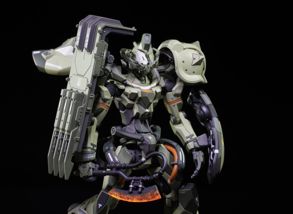 ヒートホークは筆塗にて・アクリジョン　蛍光オレンジ・エナメル　ホワイト・エナメル　クリアオレンジを塗装してみました。ブラックライトで発光するのでカッコいい！いい感じに加熱表現ができたのでお気に入りポイントの一つ