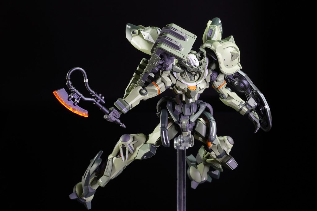 あえてほかのHGザクより大きいデザインのシールドとショルダースパイクをチョイスしました。アンバランス感がジークアクスのデザインともともマッチし気に入ってます！ザクなどは逆に肩回りは小さく、お尻・太ももあたりが太くこれまでと違ったバランスになってますね