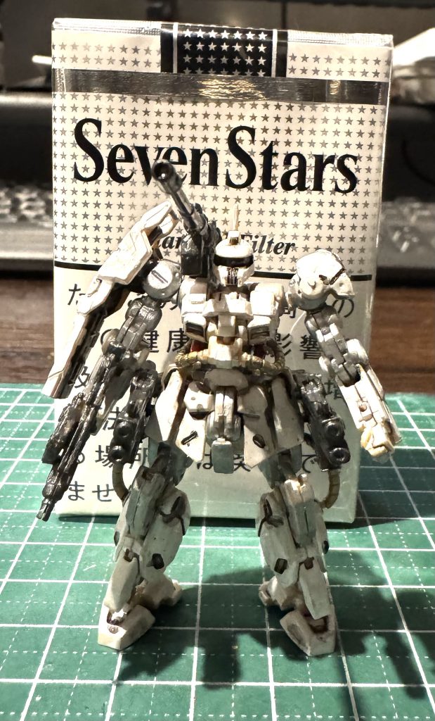 「なんだよパーツ数すくねーじゃん余裕余裕♪」とか舐めてたら最後の組合せが鬼だった。チェストガンが組み合わねぇし保持しようとするとあさっての箇所が外れるし折れるしで、やはりARTIFACTは狂気の沙汰だと思い知らされた。