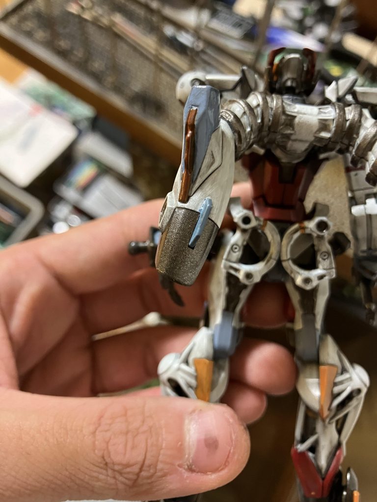 おそらくコアファイターなるものや、サーベル、バックパック等の細かいラインはマスキングと水性ホビーカラーを使って色分けしています。