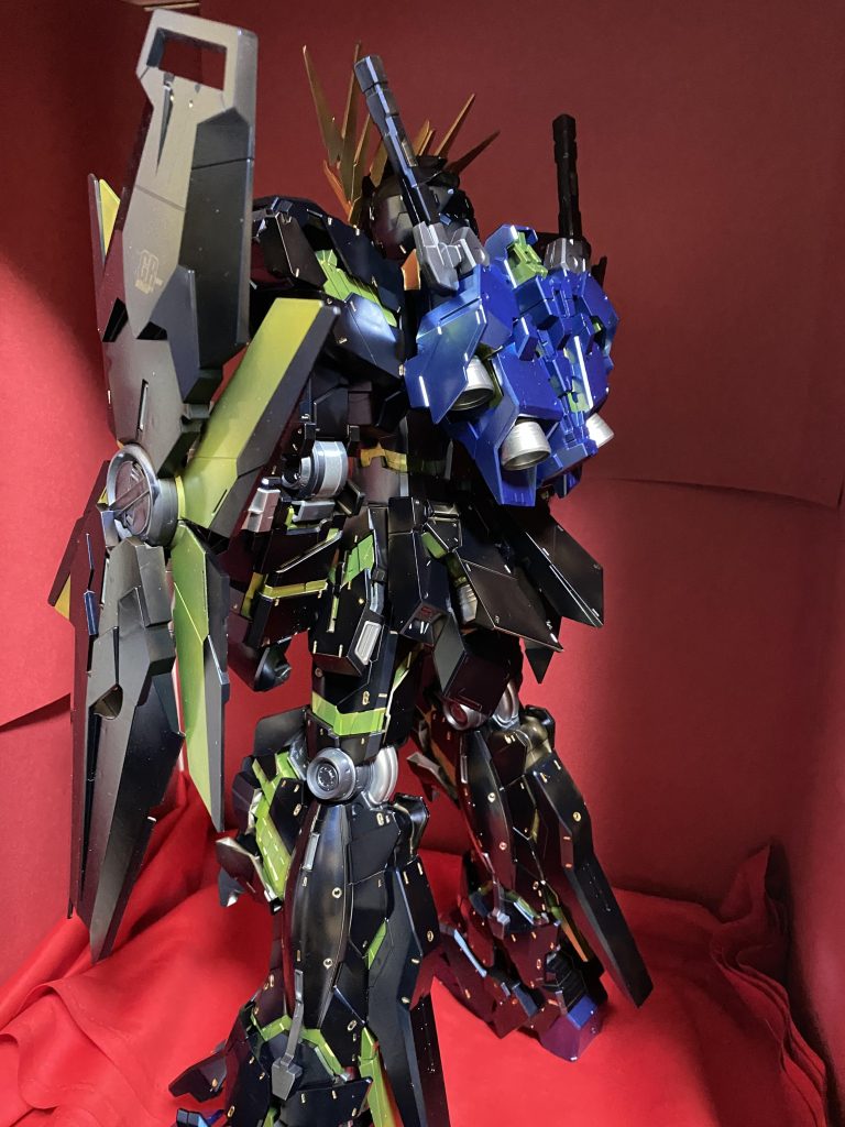 メタリックブルーとプリズムブルーブラックで塗装フレームはシルバーにクリアブラック