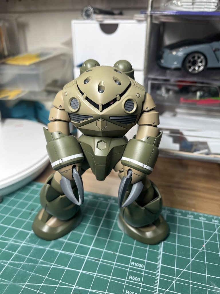 目の周りはガンプラを始めるきっかけとなったツヨシさんの工作を参考にディテールを追加しました。精度の差が、、、キレイに彫るってむずかしい正面真ん中の柱は彫るのミスったのでプラ棒にてごまかしてます!w