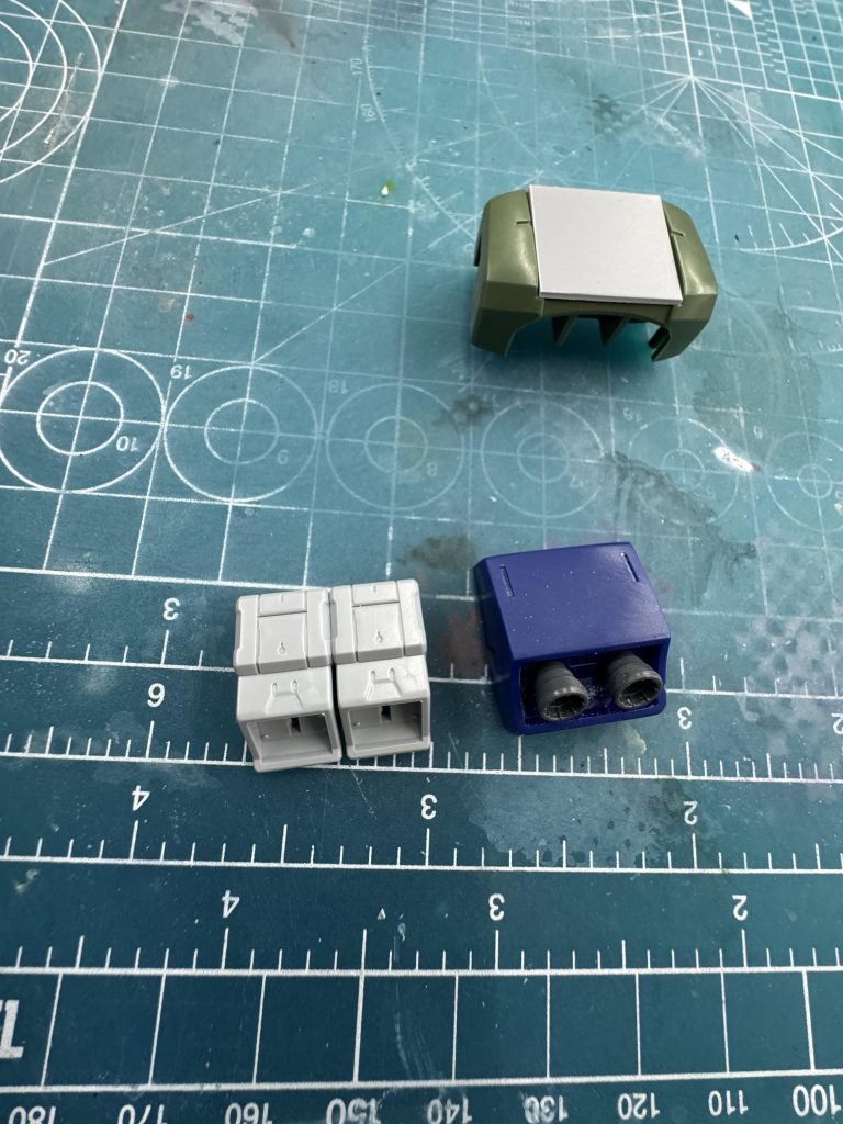 ランドセルは既存のちょっとしょぼいパーツをビルダーパーツのバーニアキットへ変更。バーニアキットを、2個連結すると最高にかっこいいランドセルになります。