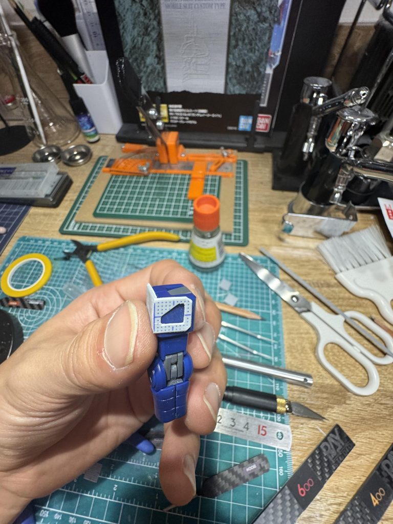 オリジンキットの右肩のガードをアレンジ再現、